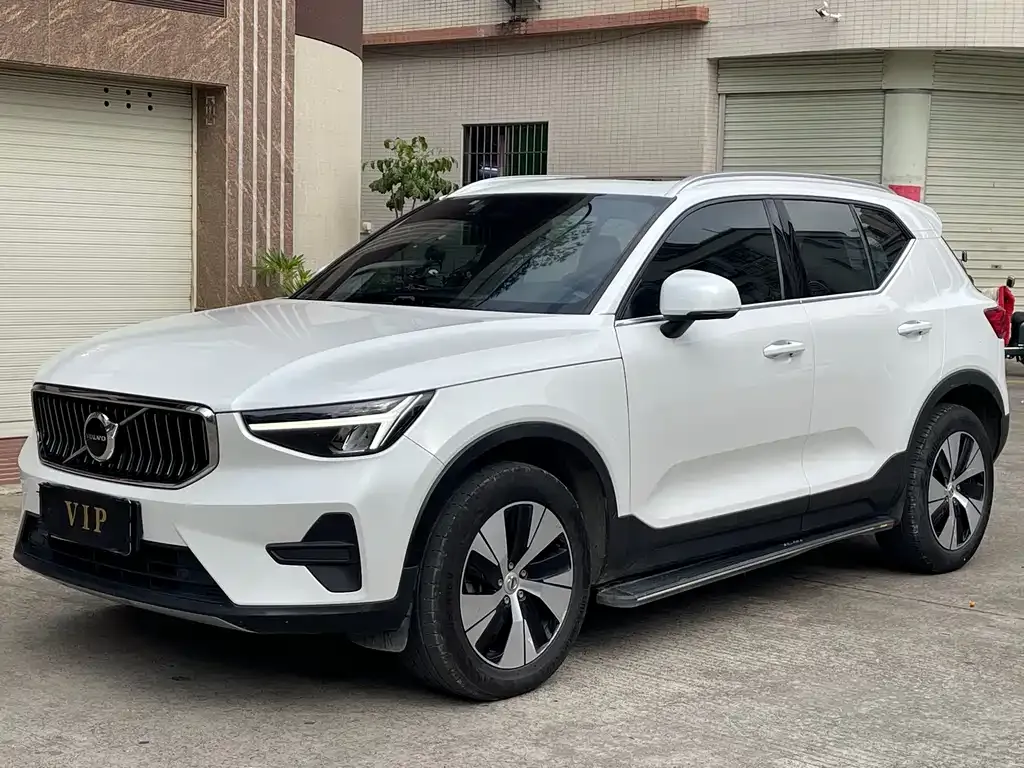 Volvo XC40 — фото 1