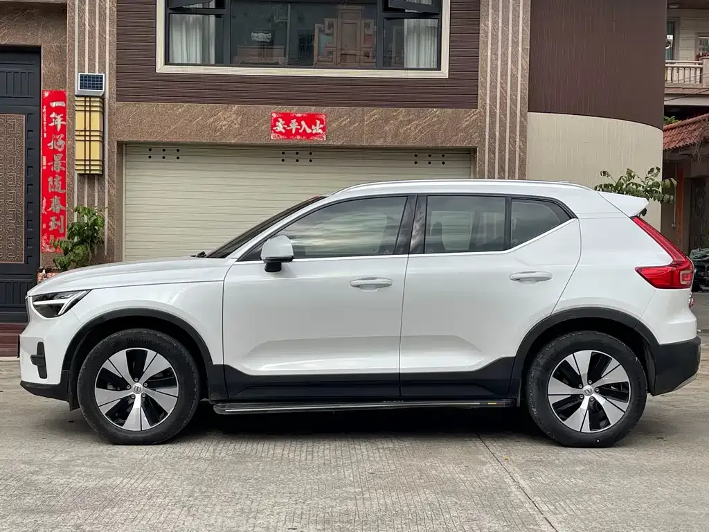 Volvo XC40 — фото 3