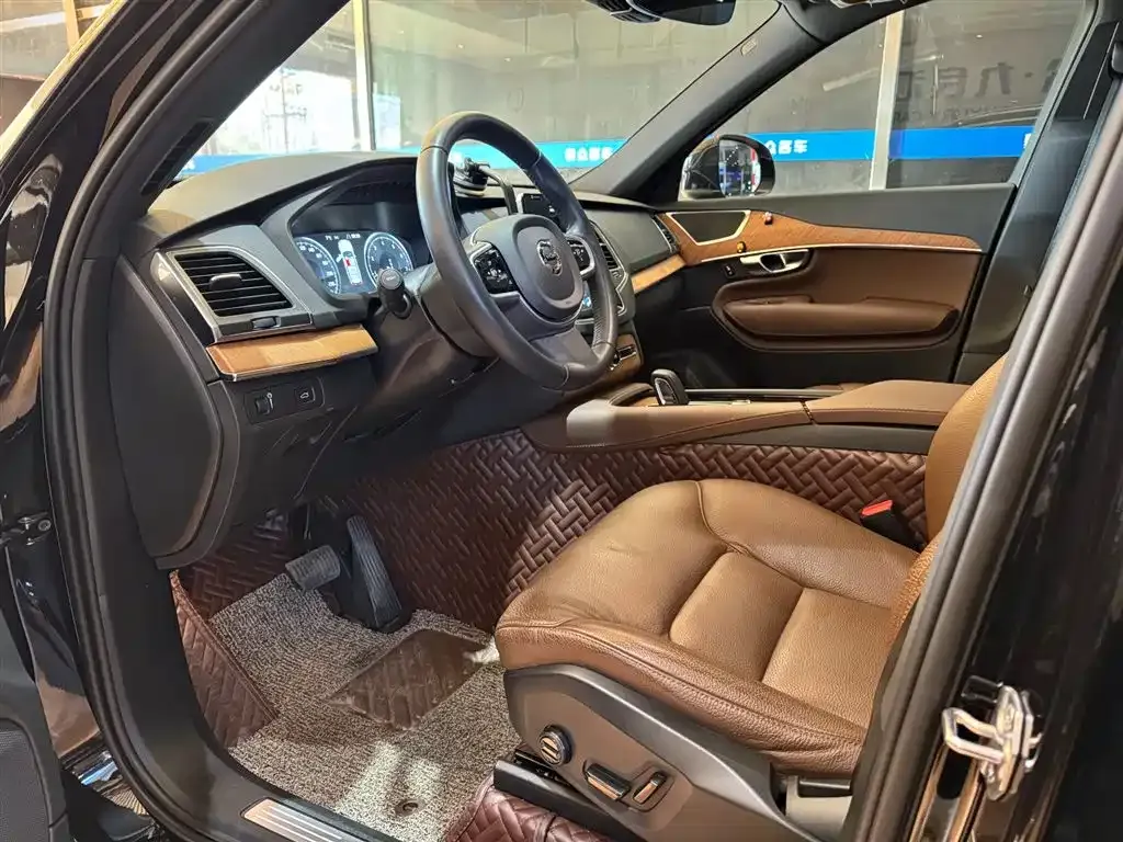 Volvo XC90 — фото 10