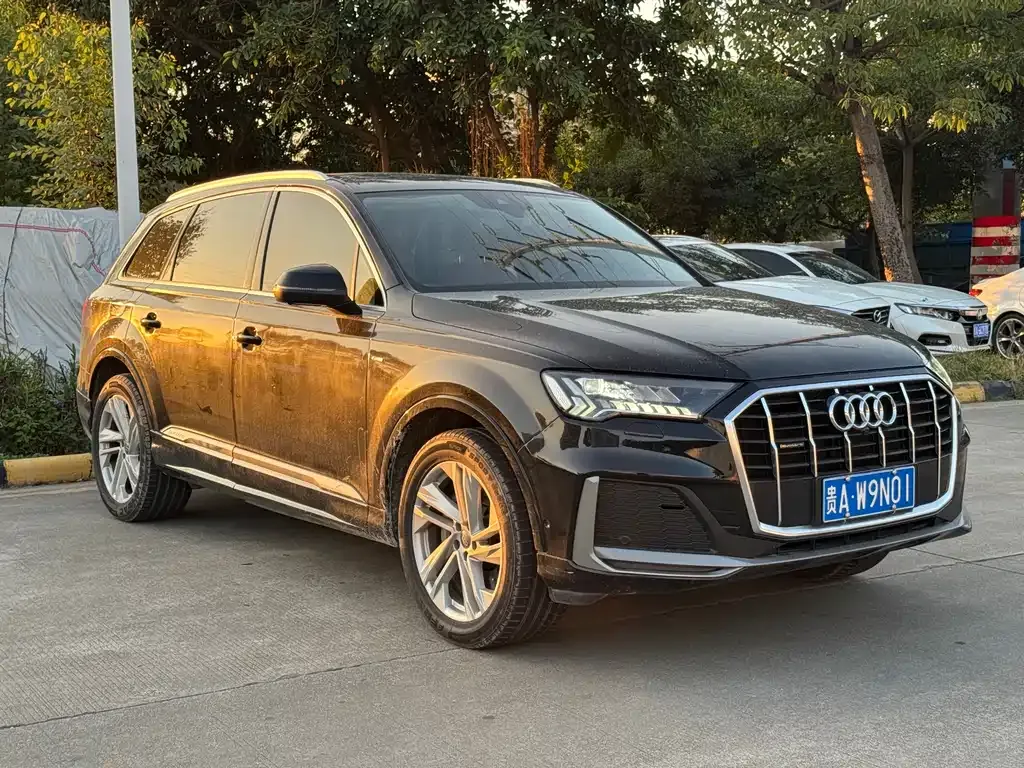 Audi Q7 — фото 1