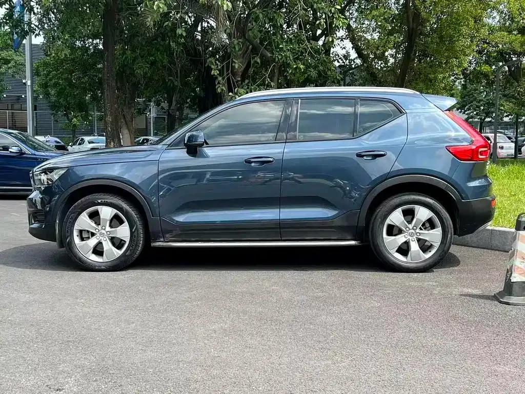 Volvo XC40 — фото 10