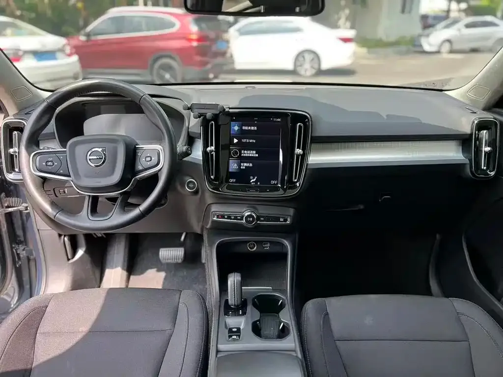 Volvo XC40 — фото 6