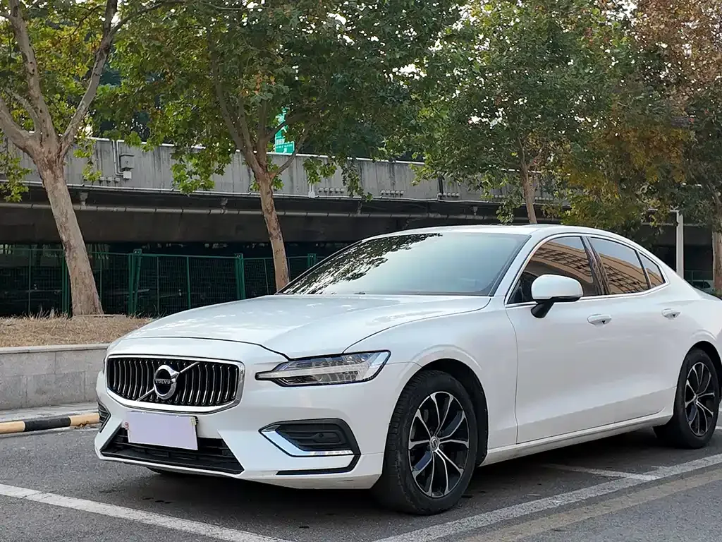 Volvo S60 — фото 1