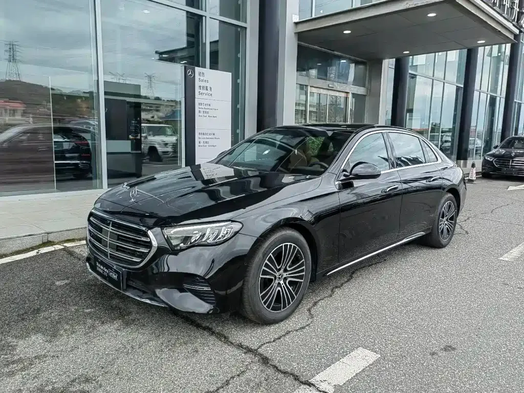 Mercedes-Benz E-Class — фото 1
