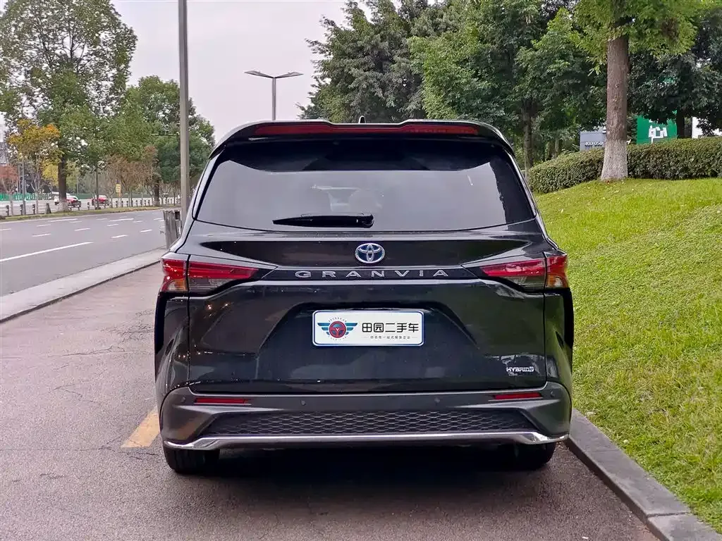 Toyota Granvia — фото 5