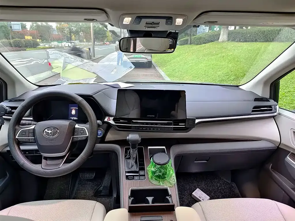 Toyota Granvia — фото 6