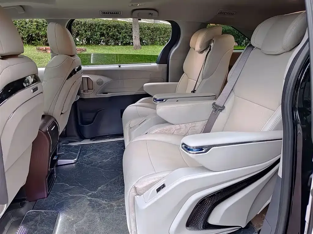 Toyota Granvia — фото 8