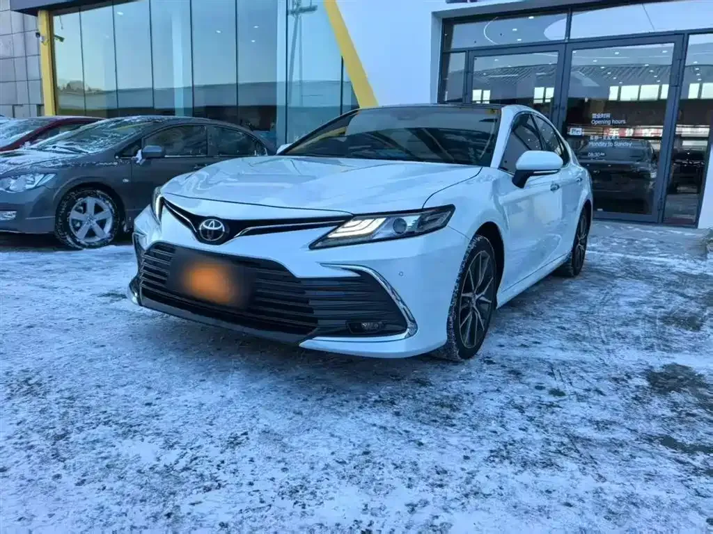Toyota Camry — фото 1