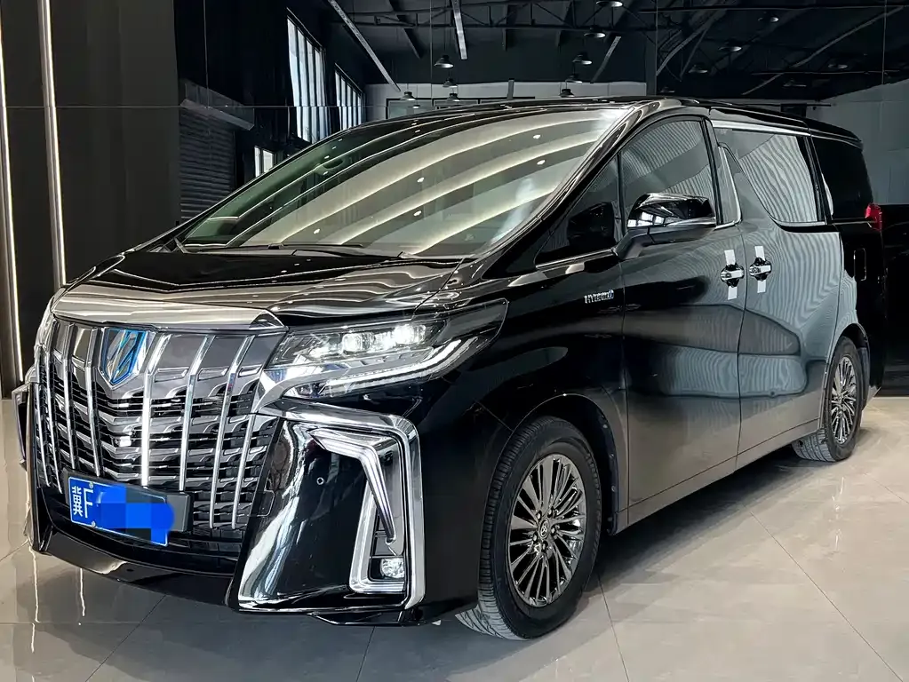 Toyota Alphard — фото 1