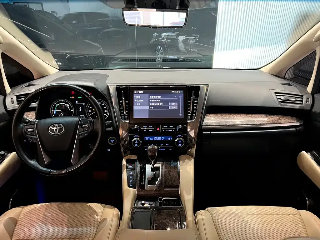 Toyota Alphard — фото 7