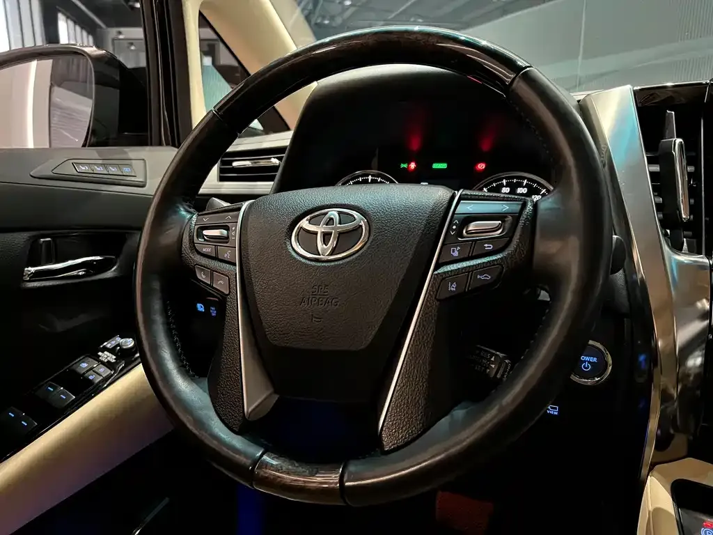 Toyota Alphard — фото 8