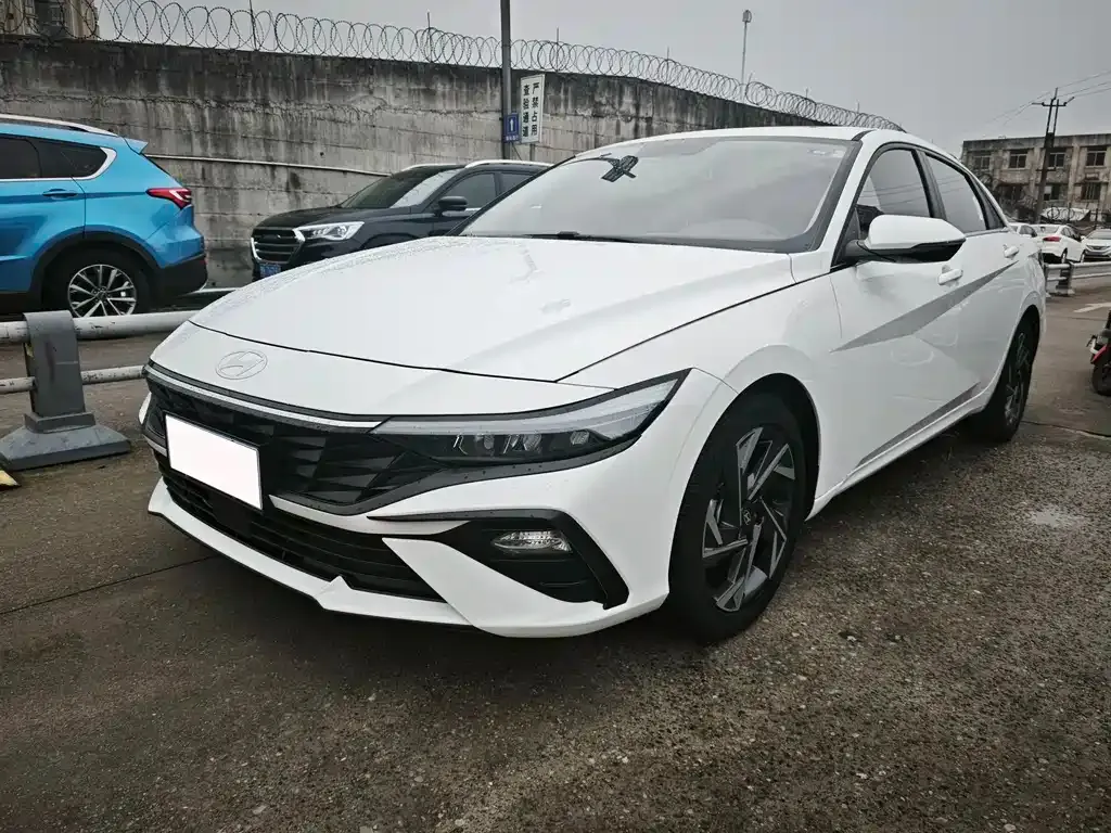 Hyundai Elantra — фото 1