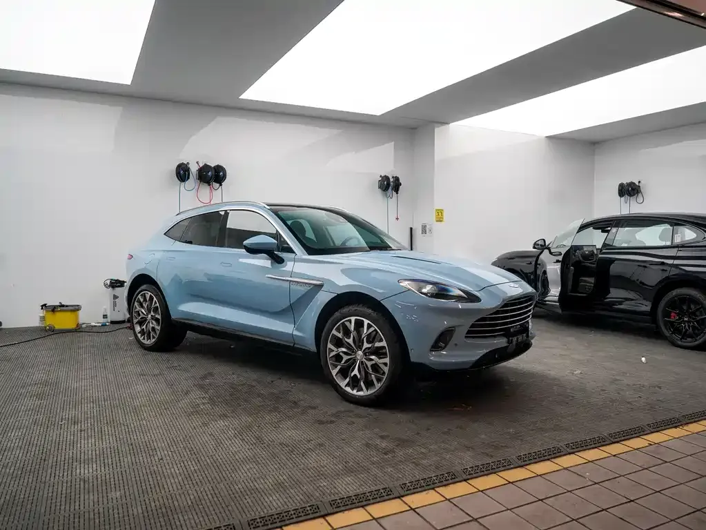 Aston Martin DBX — фото 1