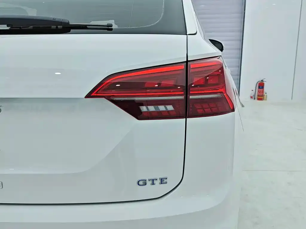 Volkswagen GTE PHEV — фото 10