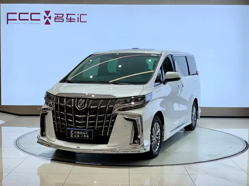 Toyota Alphard — фото 1