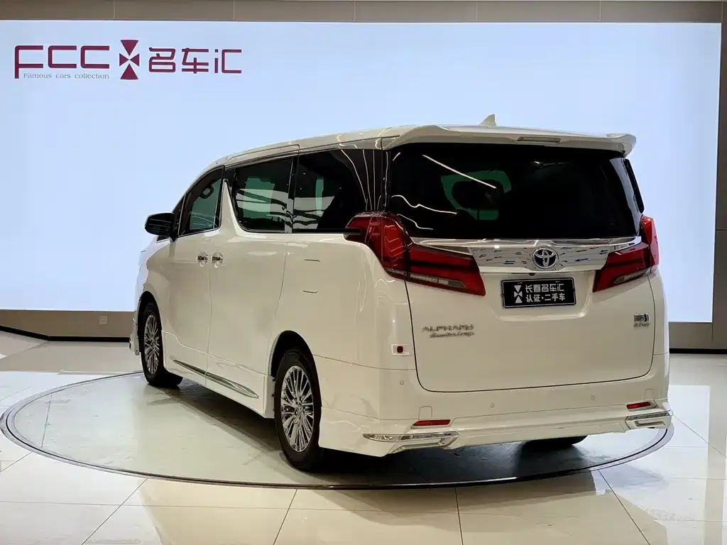Toyota Alphard — фото 7
