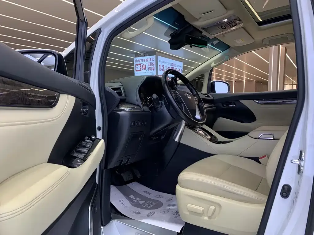 Toyota Alphard — фото 8