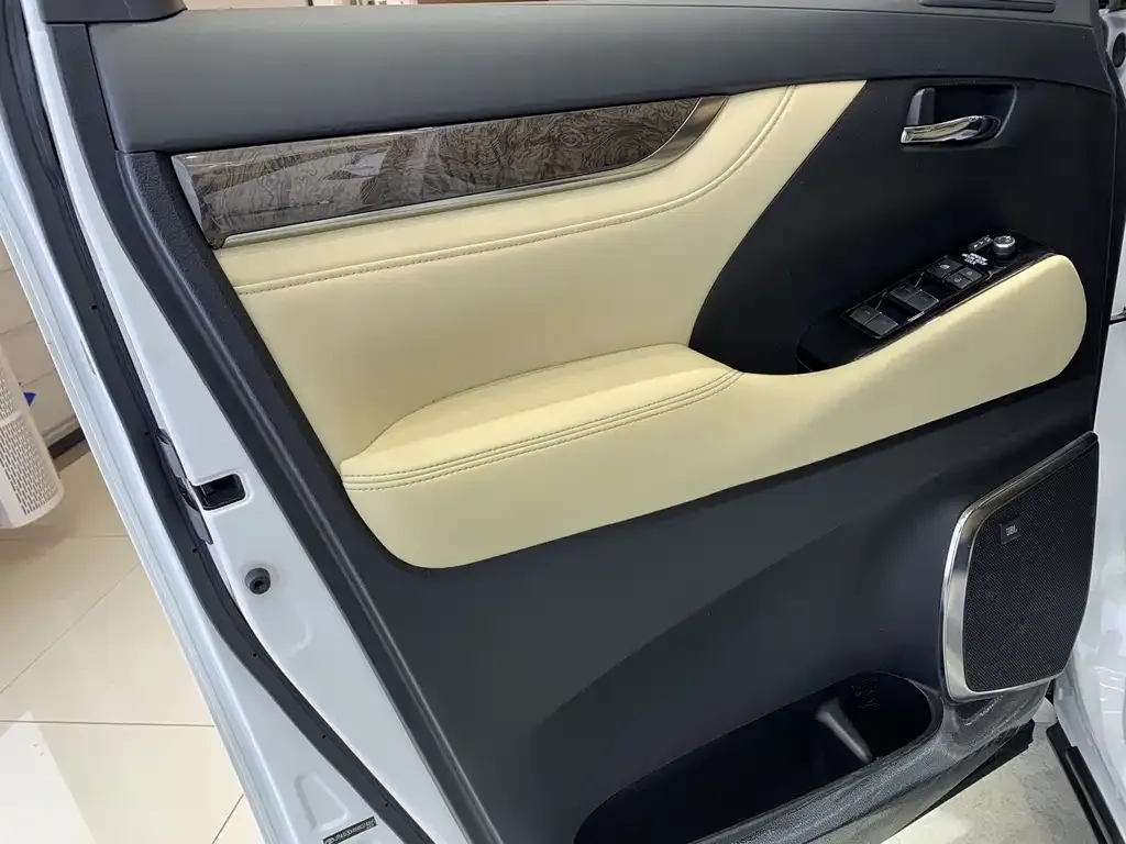 Toyota Alphard — фото 9