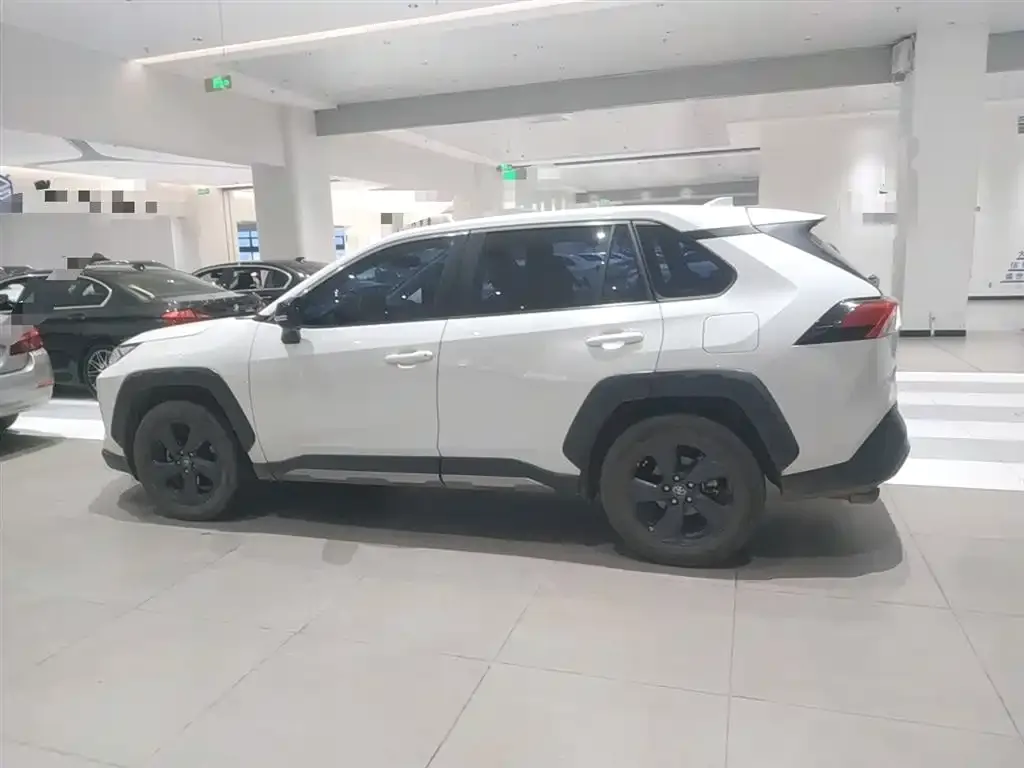 Toyota RAV4 — фото 5