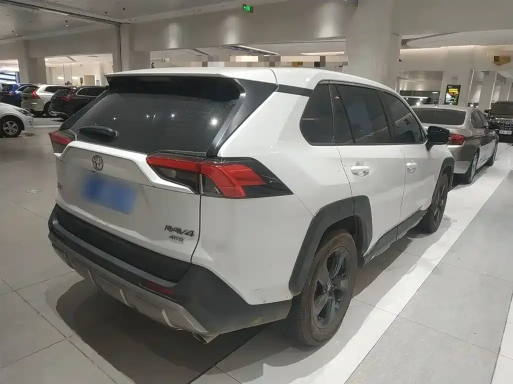 Toyota RAV4 — фото 7