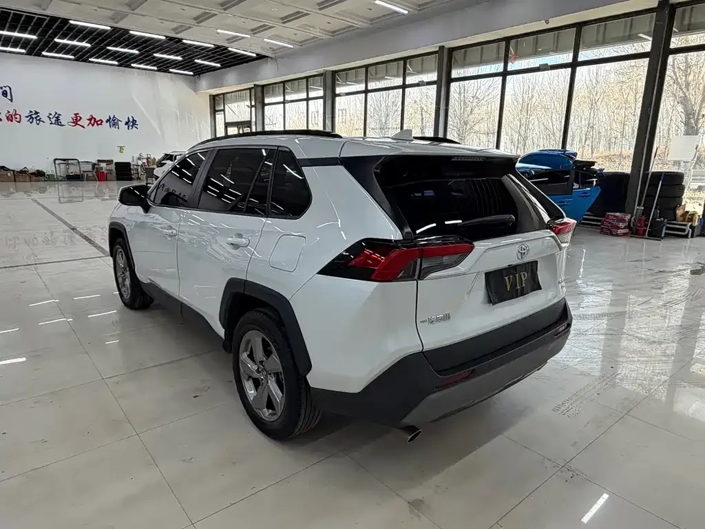 Toyota RAV4 — фото 3
