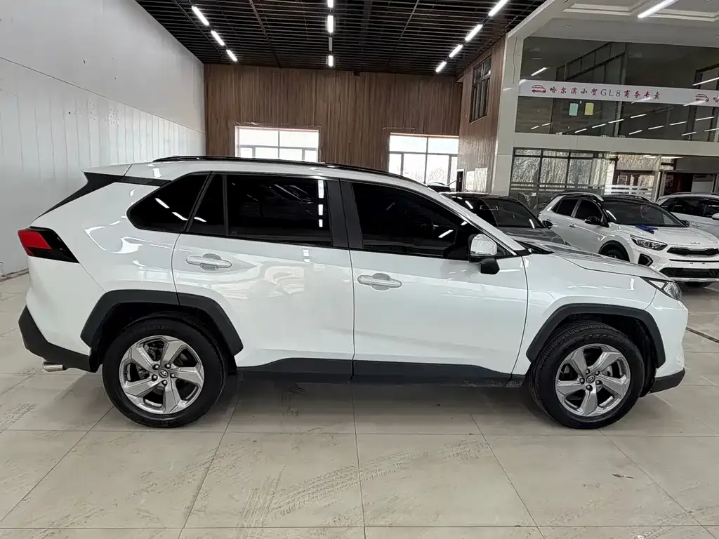 Toyota RAV4 — фото 6