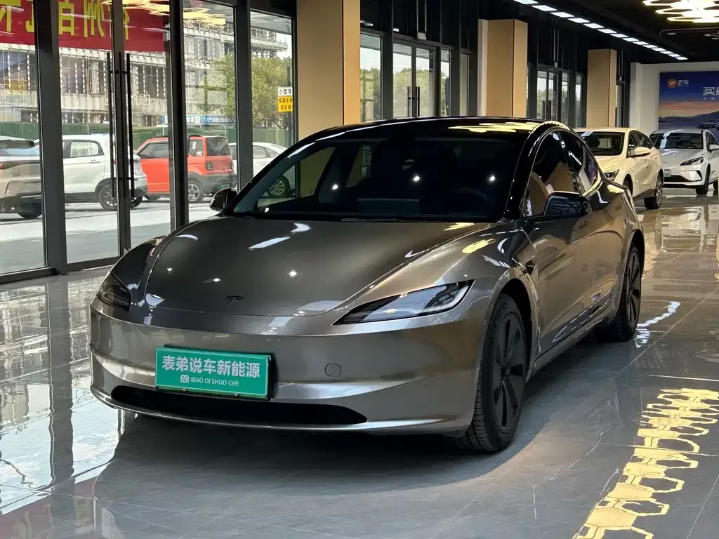 Tesla Model 3 — фото 1
