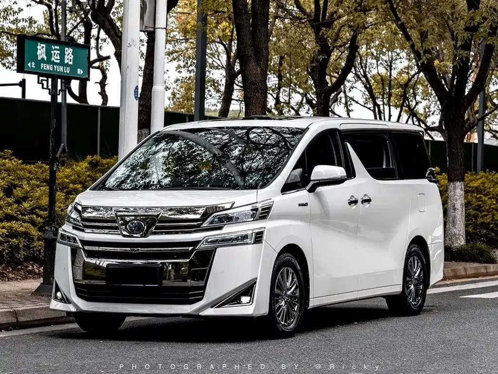 Toyota Vellfire — фото 1