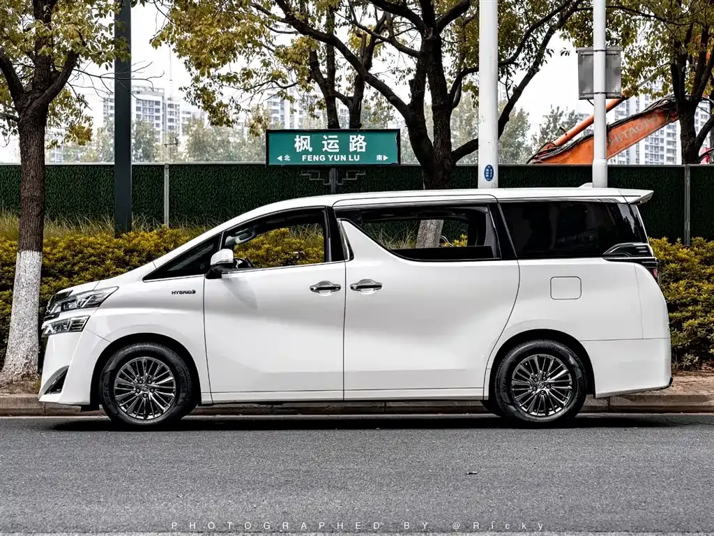 Toyota Vellfire — фото 2