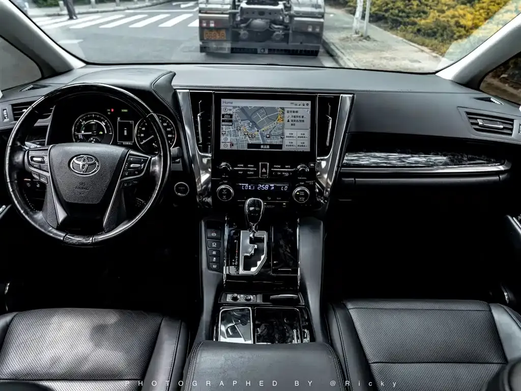 Toyota Vellfire — фото 3