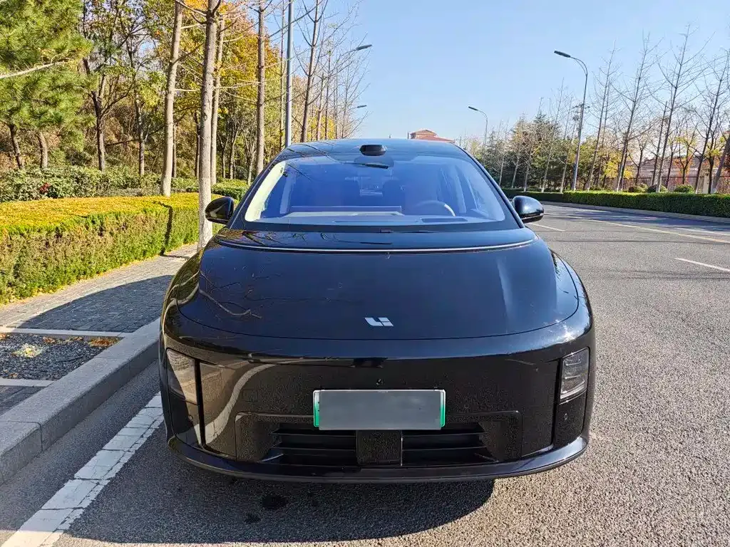 Li Auto i8 — фото 4