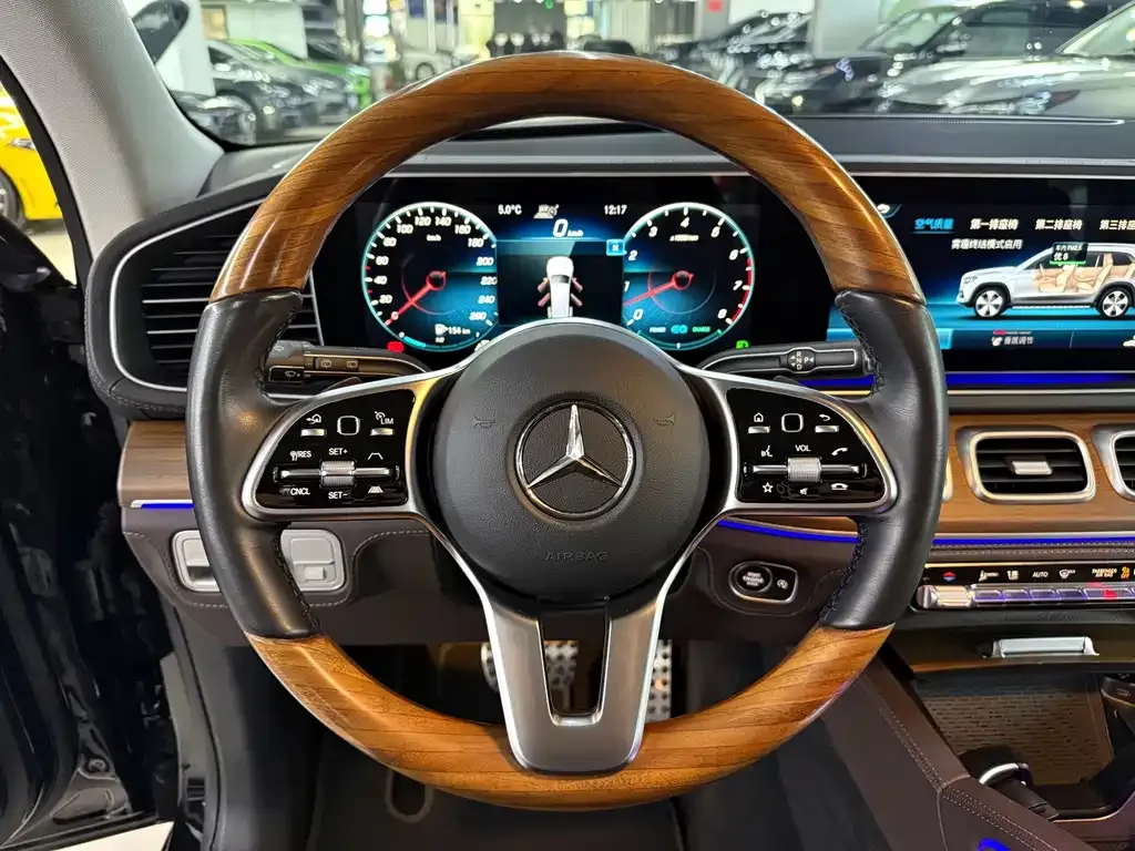 Mercedes-Benz GLS — фото 8