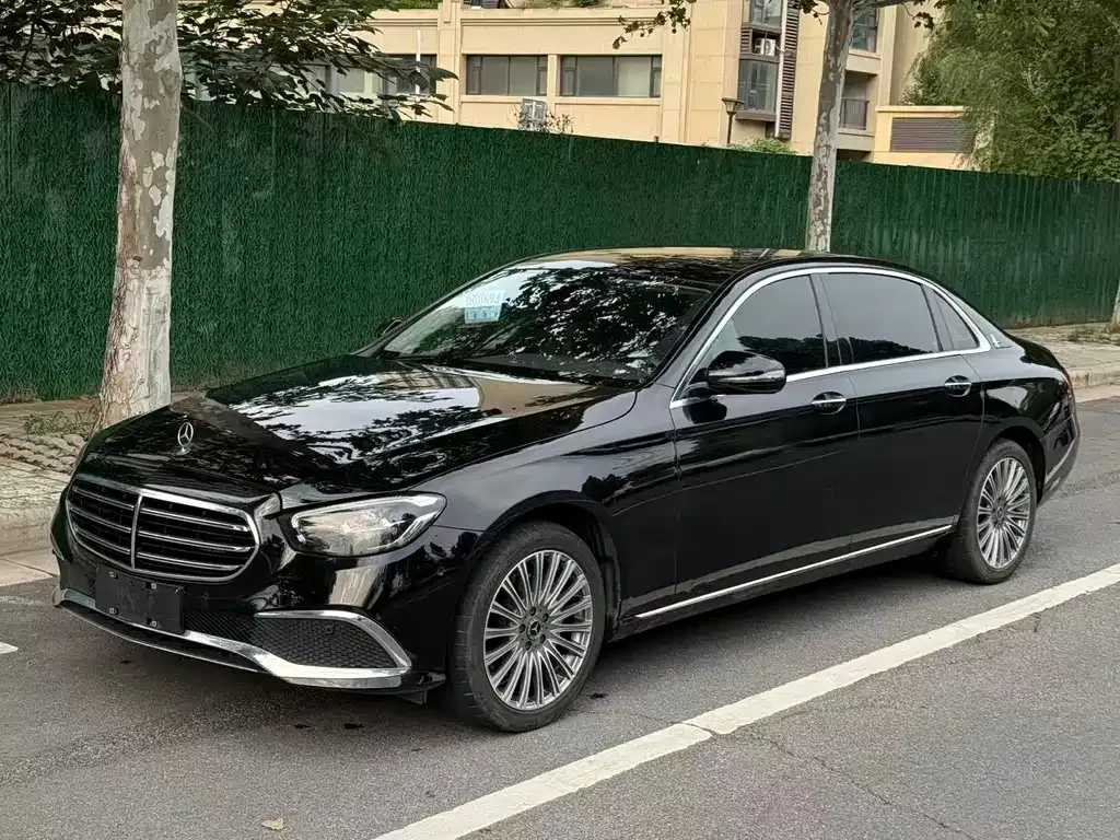 Mercedes-Benz E-Class — фото 1