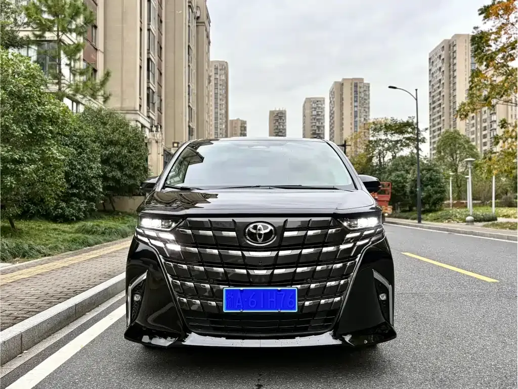 Toyota Alphard — фото 2