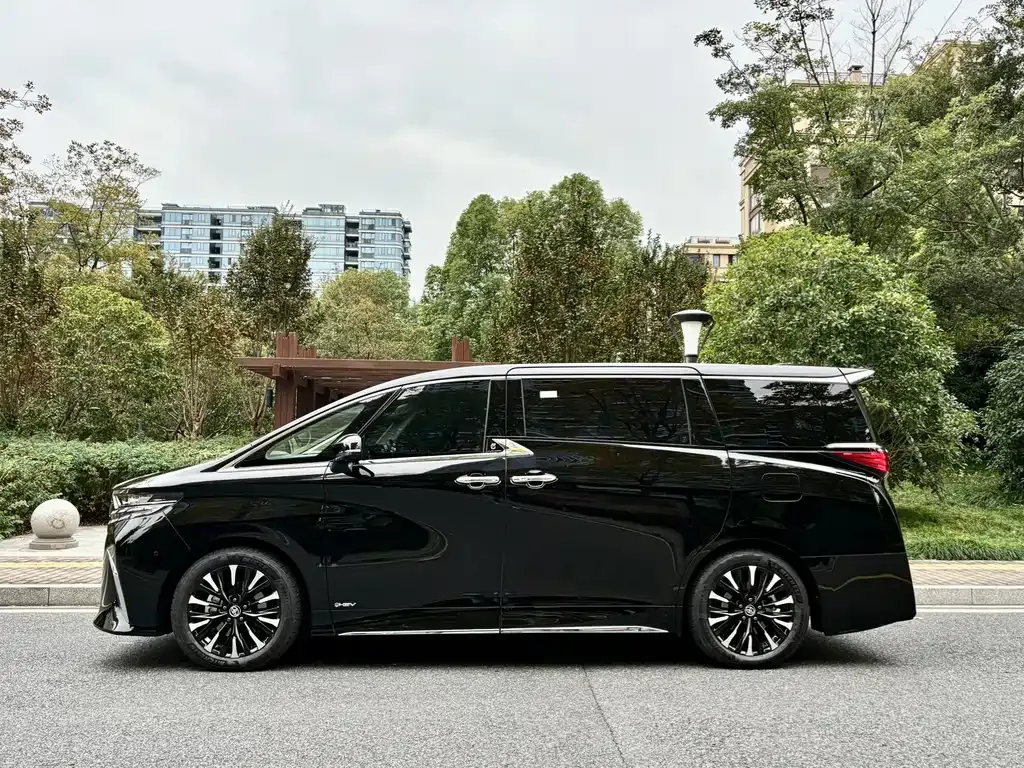 Toyota Alphard — фото 3