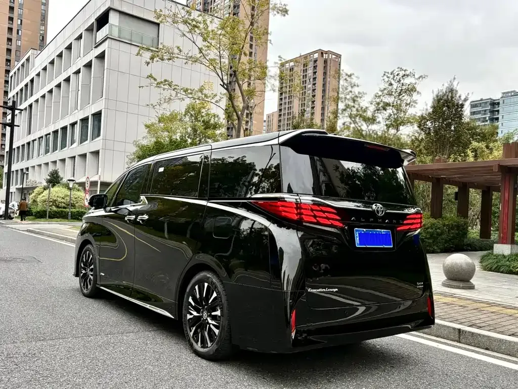 Toyota Alphard — фото 4