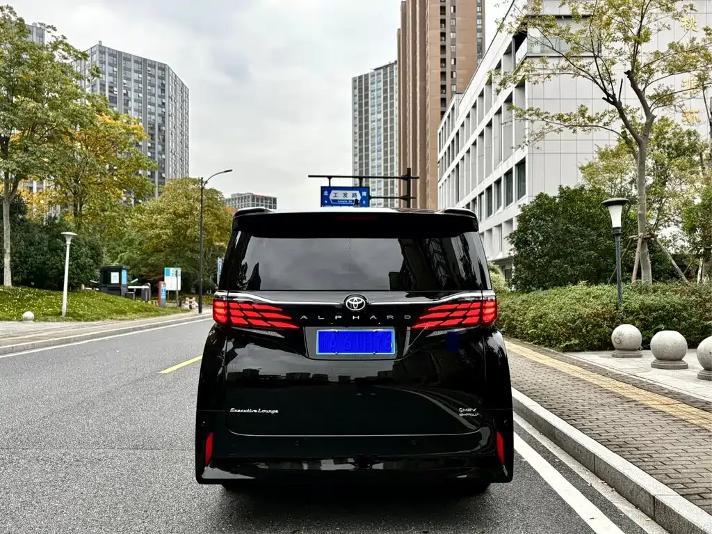 Toyota Alphard — фото 5