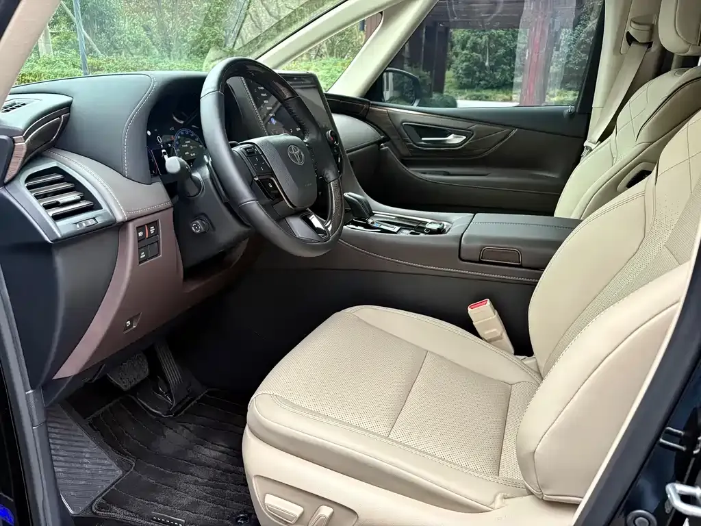 Toyota Alphard — фото 8
