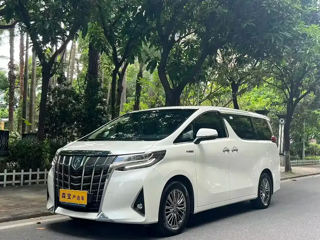 Toyota Alphard — фото 1