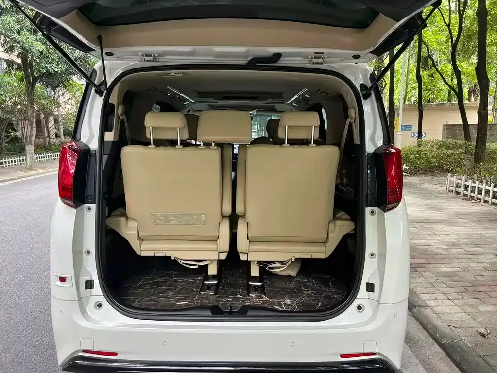 Toyota Alphard — фото 7
