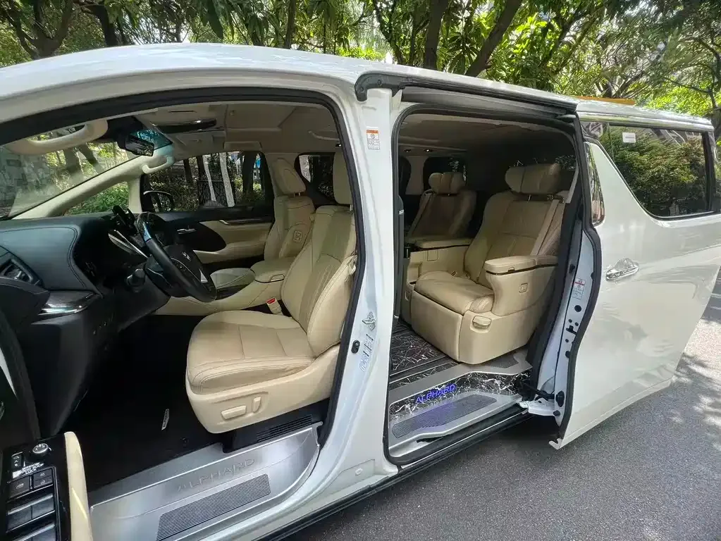 Toyota Alphard — фото 9