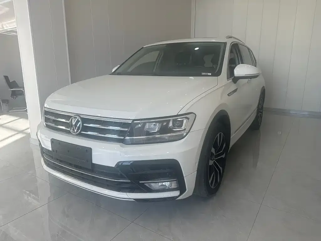 Volkswagen Tiguan L — фото 1
