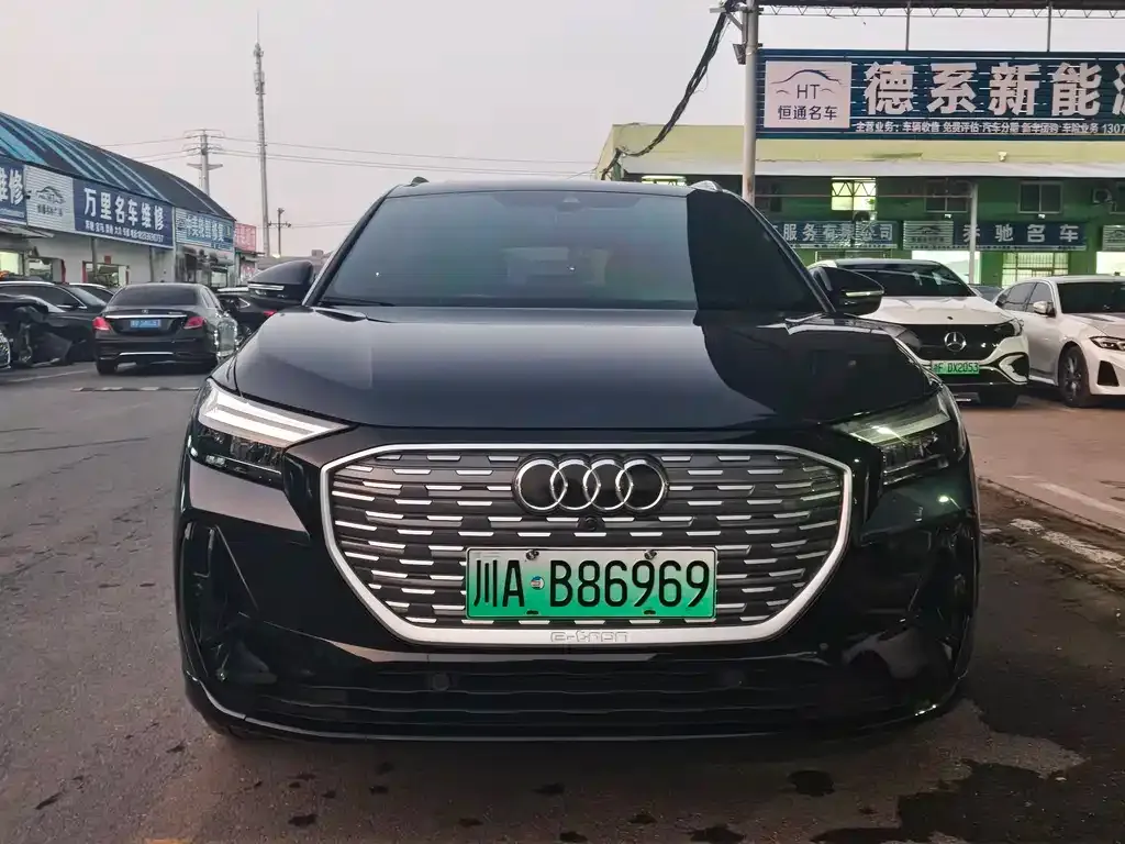 Audi Q4 e-tron — фото 2