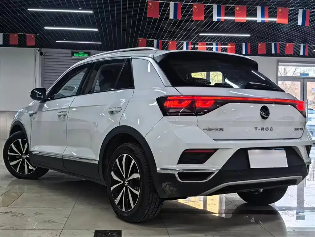 Volkswagen T-Roc — фото 6