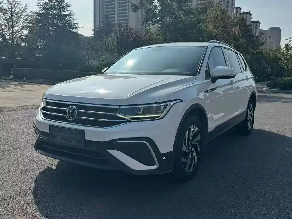 Volkswagen Tiguan L — фото 1