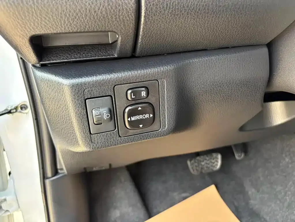 Toyota Yaris L — фото 10