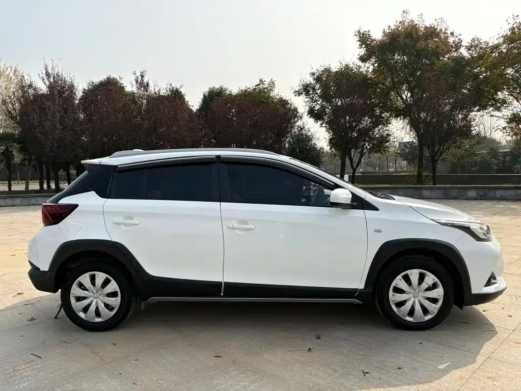 Toyota Yaris L — фото 4