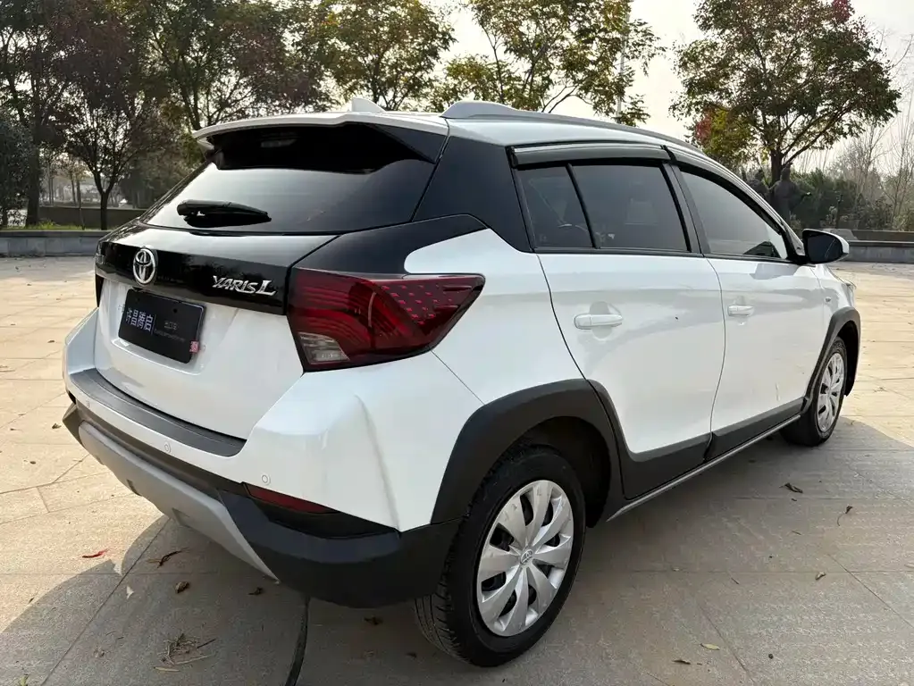Toyota Yaris L — фото 5