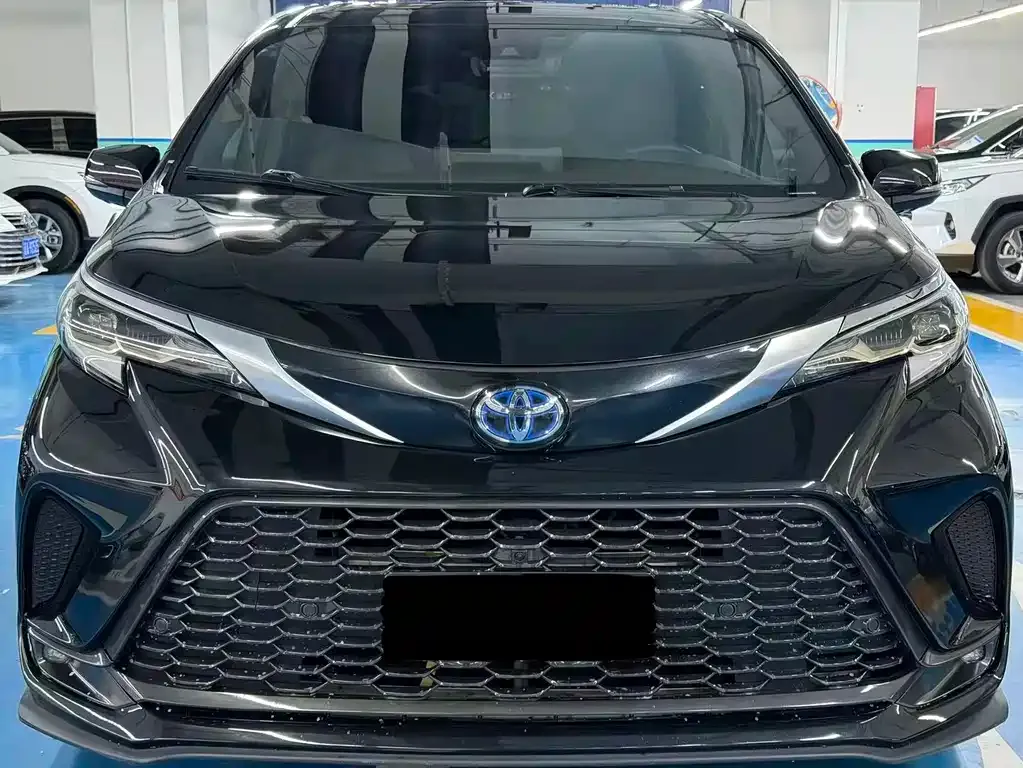 Toyota Granvia — фото 1