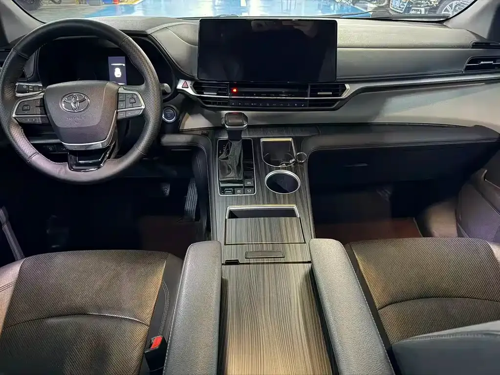 Toyota Granvia — фото 4